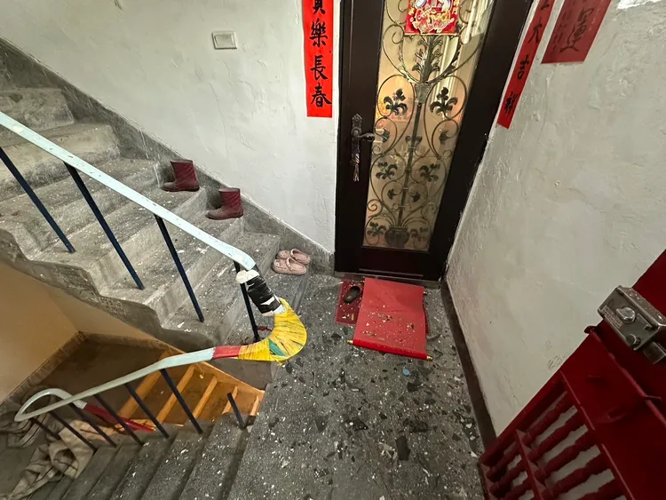 男子為討債炸公寓樓梯間。翻攝畫面