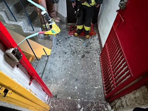 討債2000元　25歲男丟爆裂物炸公寓！窗戶震碎滿地玻璃