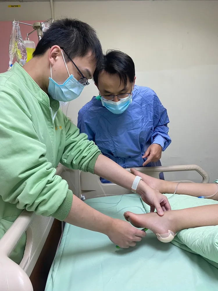 醫師今天刺激陳家姊姊雙腳，發現都有反應。彰化秀傳提供