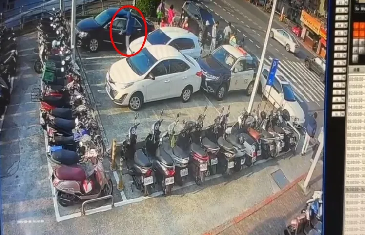 李男做完筆錄後上車。翻攝畫面