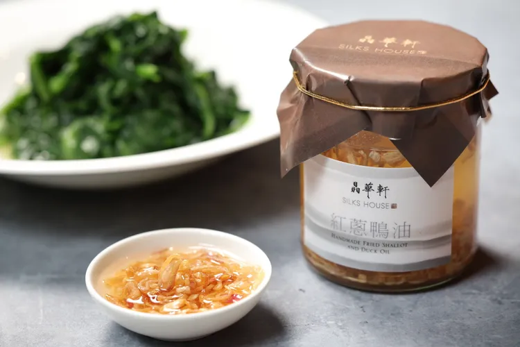 主廚以玉露鴨身脂肪加入紅蔥煉出「紅蔥鴨油」款待點用全鴨料理的饕客。業者提供