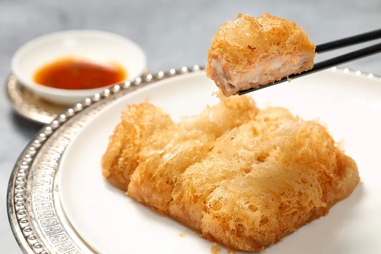 特選台中大甲芋頭搭配玉露鴨腿及鴨皮製成的香酥芋蓉鴨，每份1280元。業者提供