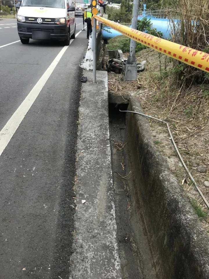 死者機車卡在山溝。讀者提供