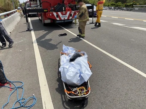 台南騎士撞橋摔9米深處!機車卡山溝 吊掛脫困已屍僵