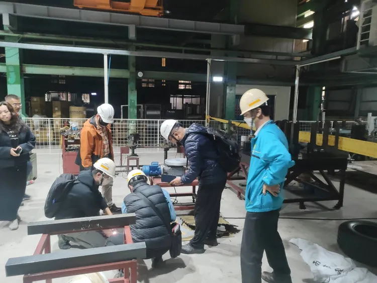 高速迴轉輪圈脫落飛出，造成勞工一死、一傷，勞工局到場調查。翻攝畫面