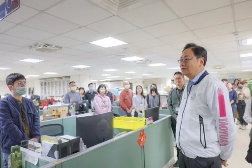 張善政前往社會、婦幼局慰勉社工 允市府作最堅實的後盾