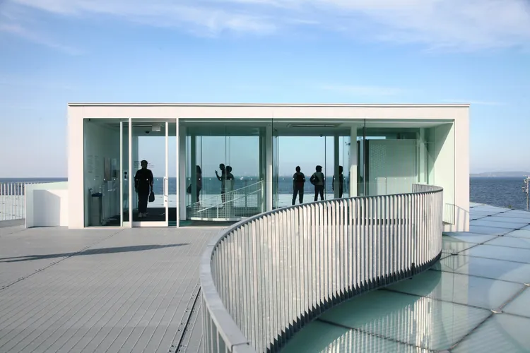 橫須賀美術館。翻攝普利茲克建築獎官網 photo courtesy of Tomio Ohashi