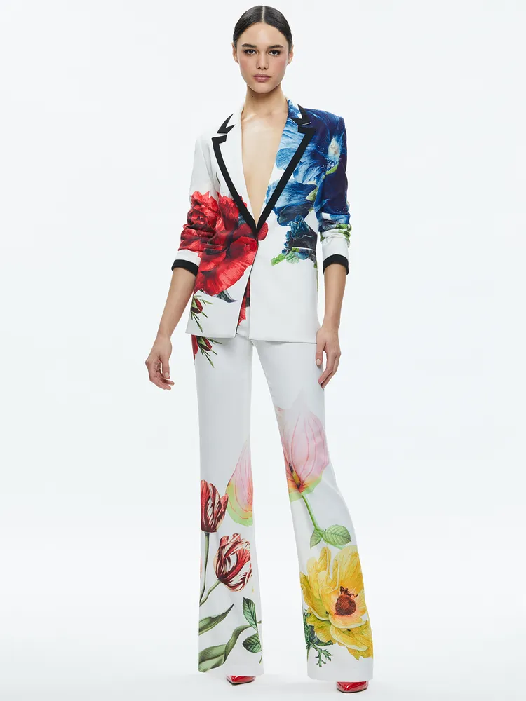 DENNY印花西裝外套2萬2900元 、LIVI印花長褲1萬4900元。品牌提供