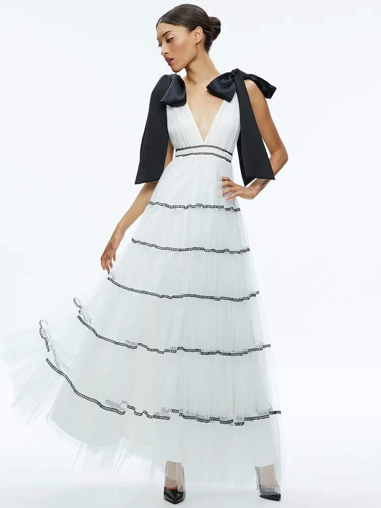 ESSALYN蝴蝶結千層長洋裝，3萬8500元。品牌提供