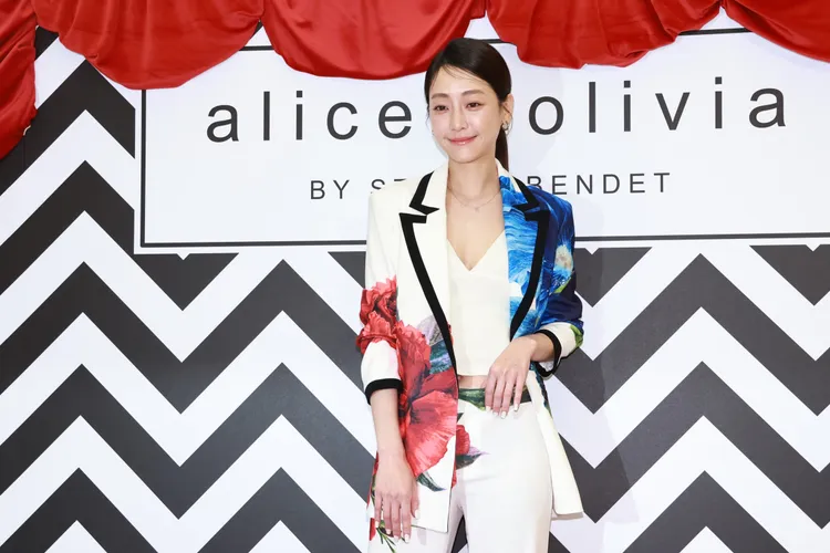 謝欣穎的印花外套、長褲剪裁相當俐落。攝影中心攝