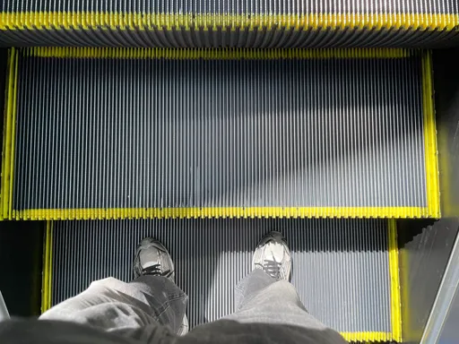 日男在電扶梯跌倒窒息死　警方呼籲「電扶梯很危險」搭乘應注意這幾點