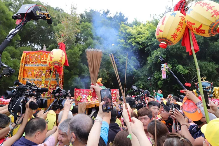 白沙屯媽祖每年固定行經大甲一處餐廳，有次停駕就指示衝破牆壁，讓眾人一頭霧水。翻攝自白沙屯拱天宮臉書