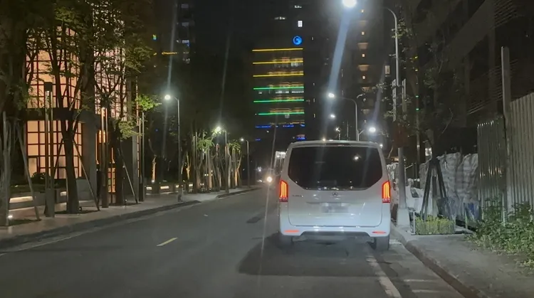 小S保母車停在大S住處外面關心。特勤中心攝