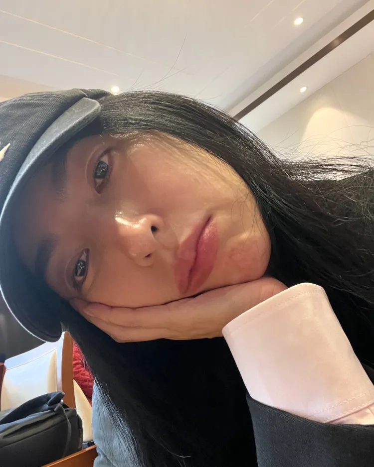 楊謹華日前分享了只睡1小時的照片，雖然累到雙眼無神，膚況仍相當不錯。翻攝楊謹華臉書