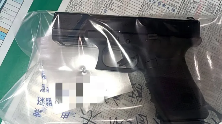 葉男將玩具槍棄置在車廂內。民眾提供