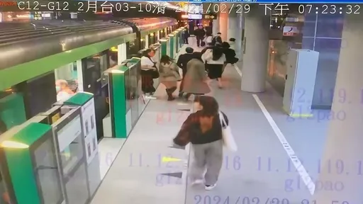 乘客驚逃畫面曝光!台中捷運安全帽怪客「掏槍」 被逮竟說:嚇人啊