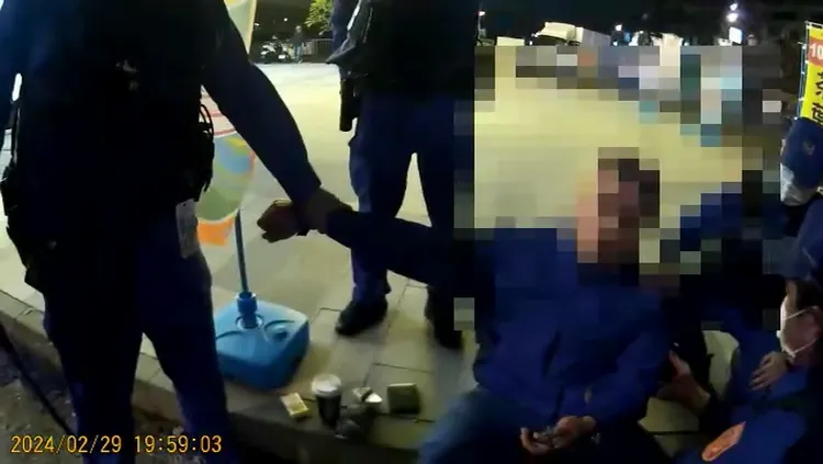 警方在烏日站外逮捕葉男。民眾提供