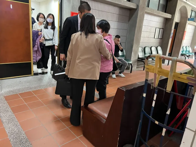 台中地院審理夏朝源被控偽造文書案，賴姓高中生的母親（紅衣者）今天首度出庭作證。鮮明攝