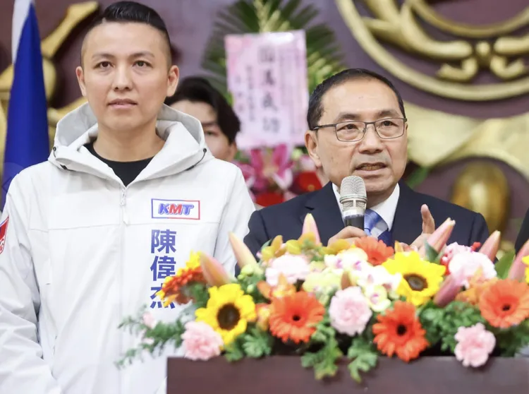 新北市議會國民黨團書記長陳偉杰(左一)近日也發現與侯市長「失聯」，找不到他的LINE而改直接打電話。翻攝自陳偉杰臉書