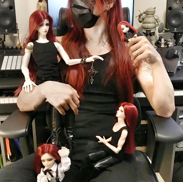 同好網友回文：「玩娃超棒的好嗎～ （中間是我老公，喜歡把娃弄成他的樣子）」。翻攝《路上觀察學院》社團