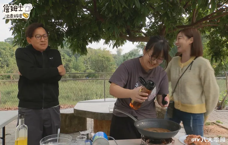 詹姆士為了避免給太多建議，遠離料理桌。八大提供