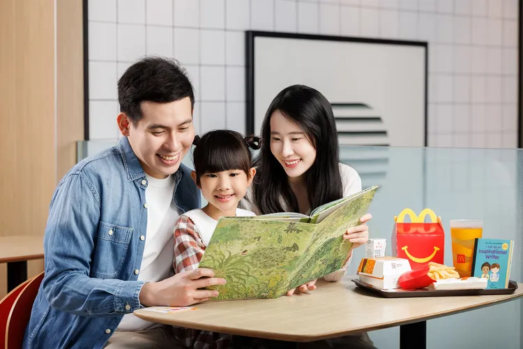 麥麥共讀日當日購買任一超值全餐及Happy Meal 麥麥盒四件組，還可獲得麥當勞年度選書《苔蘚兄妹》。麥當勞提供
