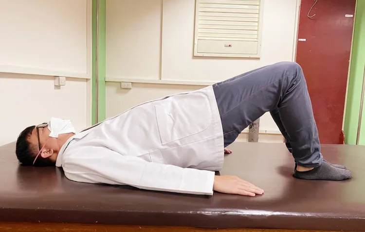 凱格爾運動除了靜止狀態下收緊尿道和肛門的肌肉，也可使用平躺床面抬起臀部的動作進行訓練。阮綜合醫院提供