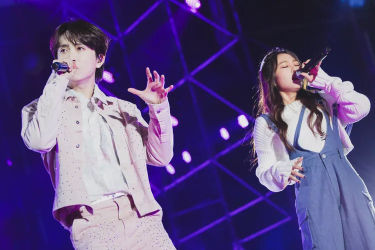 邱鋒澤（左）與艾薇合唱。寬寬整合行銷提供