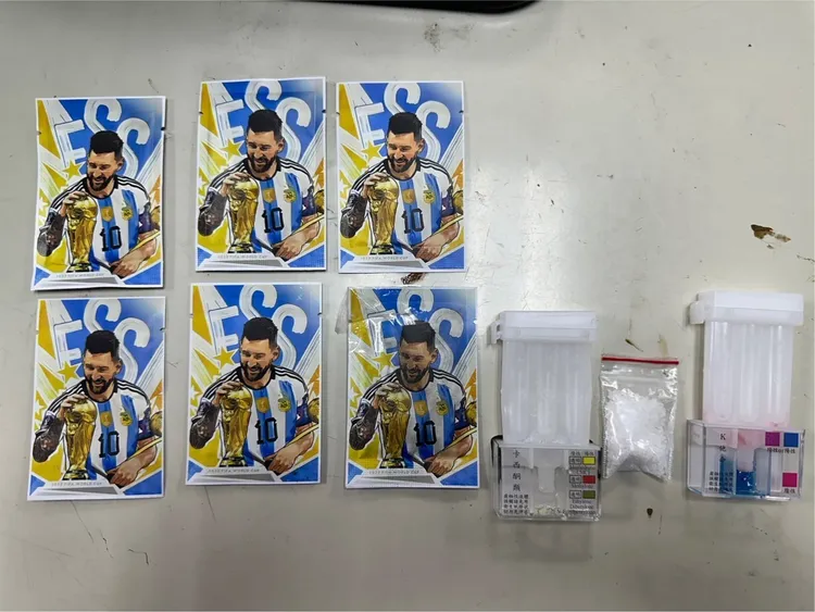 警方起獲毒咖啡包等物。翻攝畫面