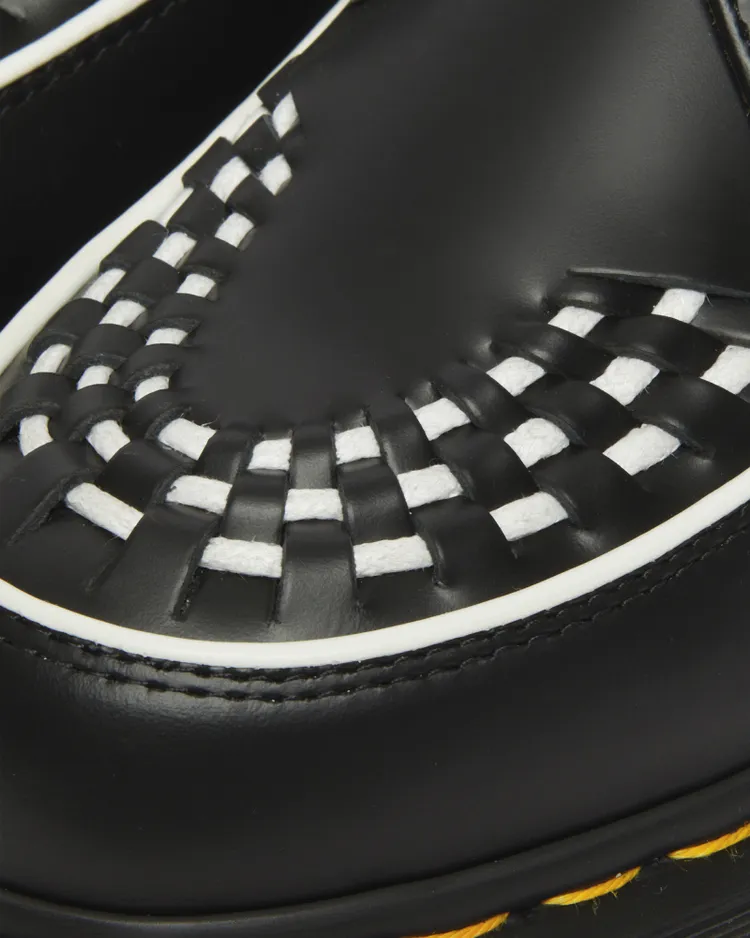 「Ramsey Creeper」運用對比色皮革打造交疊編織紋路。品牌提供