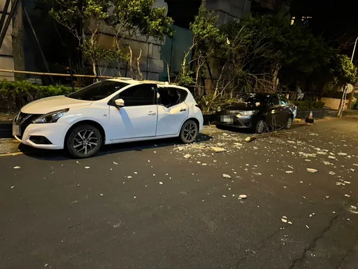 天降磁磚雨！2轎車衰被砸　車頂凹陷、車窗破無人傷