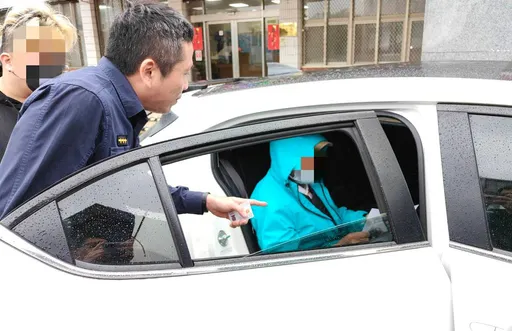 桃園翁思念兒子搭車尋親卻迷路 大園警幫連繫家人助返家