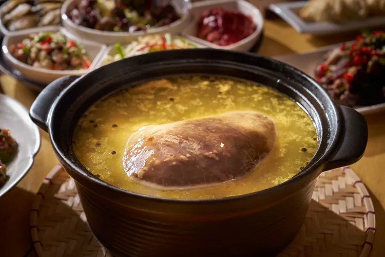 以現在幾乎要失傳的布袋雞變化而來的馬告豬肚雞。台北福華大飯店提供