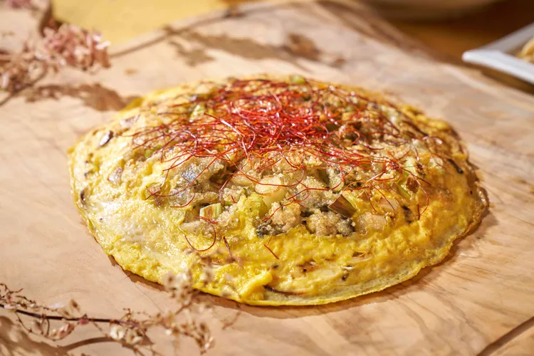 蓬萊蚵仔煎是蓬萊邨很受好評的經典菜色之一。台北福華大飯店提供