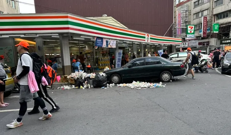 不只攤商周圍，各種角落也都堆滿垃圾。翻攝自北港在地生活臉書社團