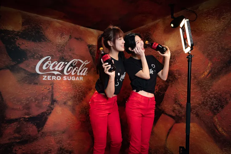 沉浸在「可口可樂」ZERO SUGAR 獨有的氣泡海中，站立於360度全方位轉台可拍下消費者零死角的暢享英姿。業者提供
