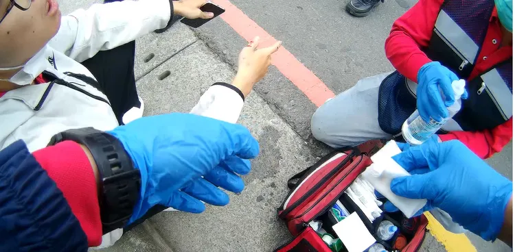 騎士挨撞多處擦傷，幸無大礙。消防局提供