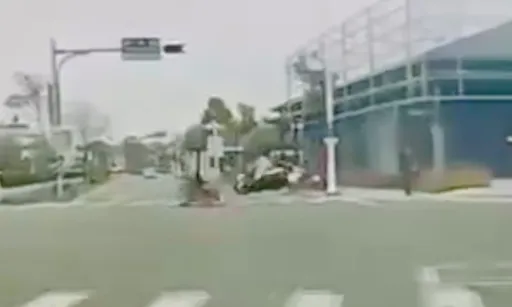 撞車片｜外送員疑闖紅燈擊落無辜騎士　連人帶車噴飛釀1傷