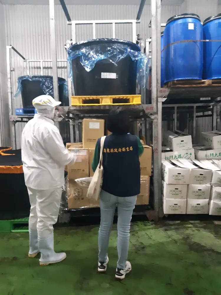 屏東縣衛生局稽查食品公司。翻攝畫面