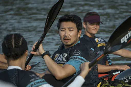 馬克華柏格向越野運動員下戰帖 劉思慕拍片全身被蟲咬崩潰