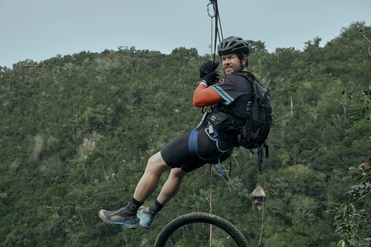 馬克華柏格親自上陣拍攝高空滑索重頭戲。采昌提供