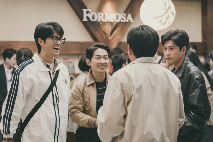 張耀仁（左起）、蔡昌憲、黃迪揚劇中收到美麗島雜誌社邀請函而興奮不已。公視台語台提供