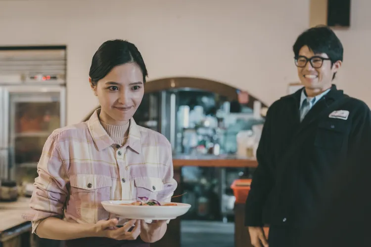 女主角吳子霏（左）劇中受張耀仁、洪毓璟追求，陷入愛情三角難題。公視台語台提供