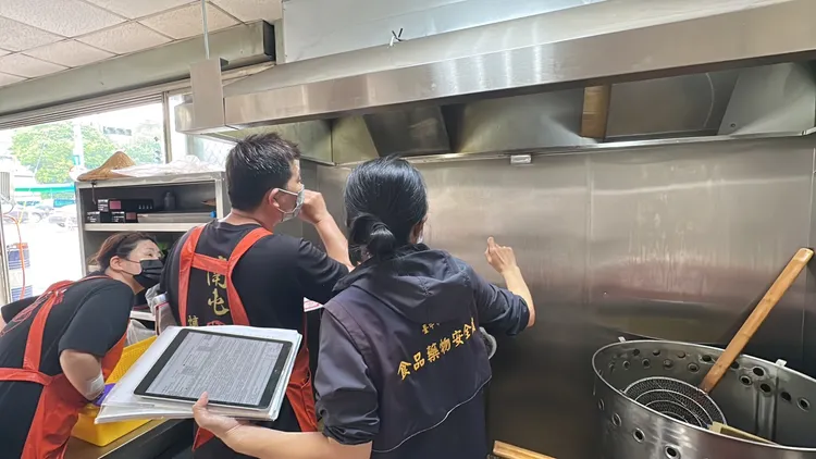 台中市食安處前往該家爌肉飯廚房稽查，發現多項缺失。市府提供