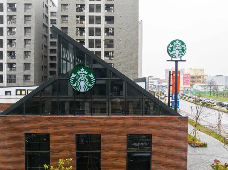 星巴克湖口竹笪門市外觀屋頂則為斜型建築。星巴克提供