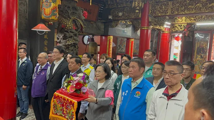 蔡英文總統在白沙屯媽祖起轎前，前往拱天宮參拜。白沙屯拱天宮提供