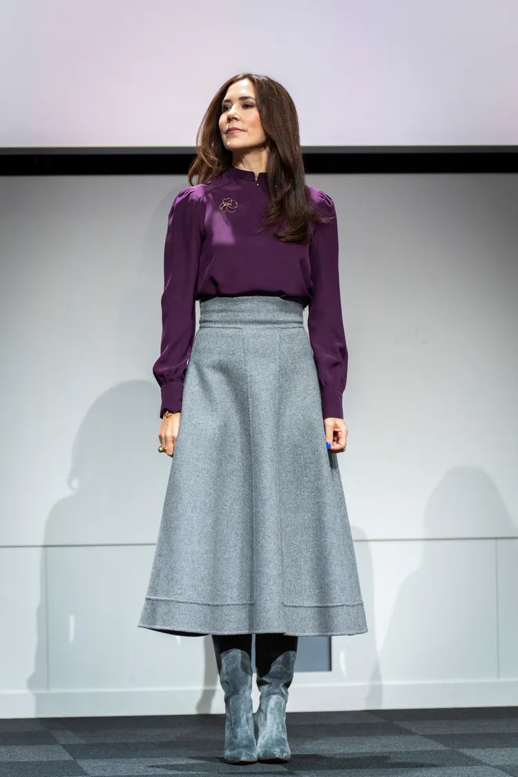 丹麥瑪莉王后2月29日在丹麥首都哥本哈根出席活動，以紫色上衣搭配灰裙，盡顯典雅氣質。路透社