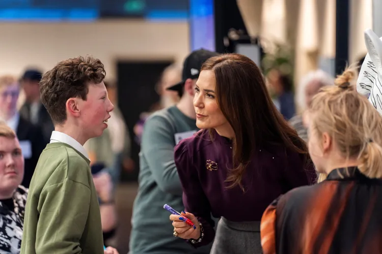 瑪莉積極執行王室公務，與民眾互動。路透社