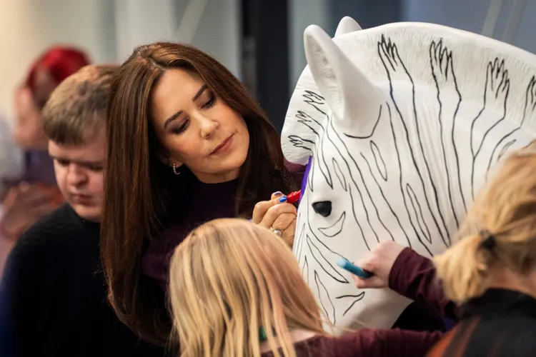 瑪莉王后2月29日在哥本哈根與民眾互動。路透社