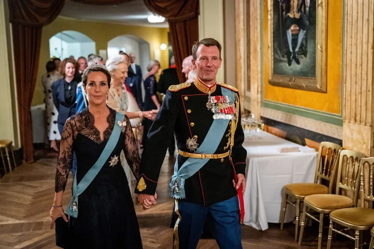 傳聞瑪莉的小叔約阿基姆王子（右）暗戀她，還曾試圖藉酒醉強吻大嫂，被妻子瑪麗王妃（左）目睹。路透社